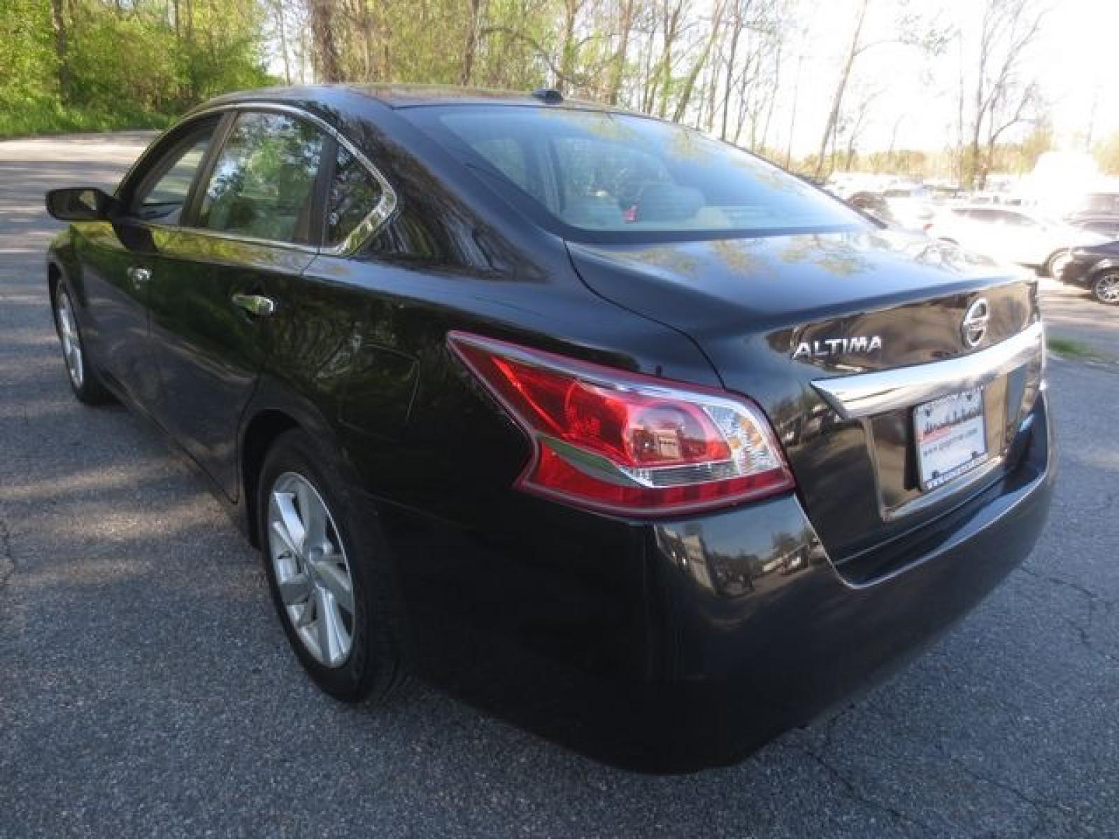 2013 Black /Beige Nissan Altima SV (1N4AL3AP7DN) with an 2.5L L4 DOHC 16V engine, Automatic transmission, located at 270 US Route 6, Mahopac, NY, 10541, (845) 621-0895, 41.349022, -73.755280 - Photo #4